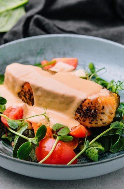 grilled-salmon-fillet-with-spinach-and-creamy-sauce.jpg